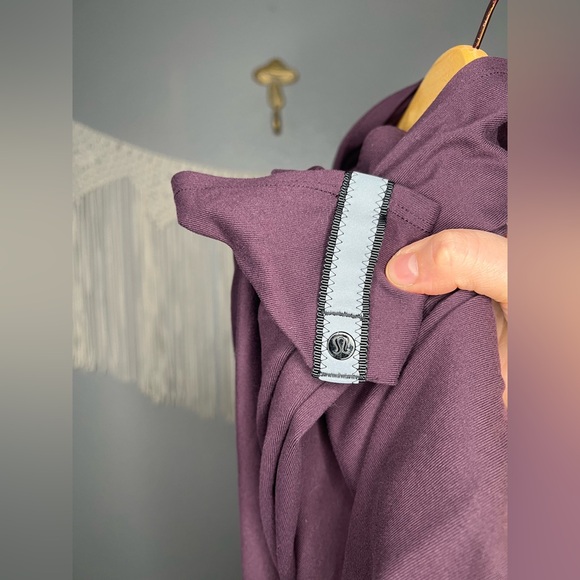 Lululemon Customizable Snap Scarf in Purple - Picture 3 of 3